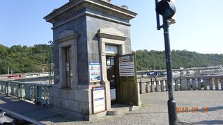 17番トラムに乗って、この橋を渡り、プラハ動物園に行きました！