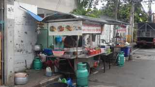 時間が早いのか営業している店は少なかった