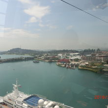 下にモノレールが見えます