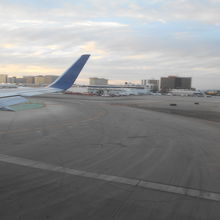 山に雪がないと殺風景な空港