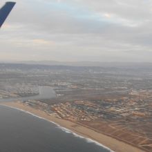 上空から見ると、右下の空港は、湖のすぐ脇だ。
