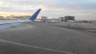 内陸空港で標高は1,300ｍもあるが、グレートソルトレイクに面した感じは、海岸気分。