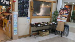 焼き魚や焼き鳥がいろいろと