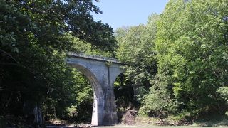 橋の上を歩けます。また糠平湖湖畔に降りてもいけます