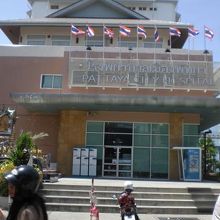 ブッカオ通りにあるバンコク市民病院の本館です。消防本部の前