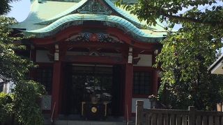 青銅色の屋根と朱色の見事な社殿