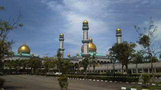 アクセスは悪いが建物は立派