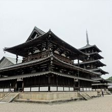 五重塔と並んで建つ金堂