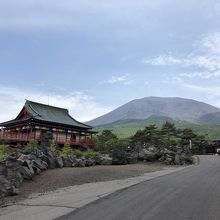 岩の中に浅間山観音堂の赤が映えます