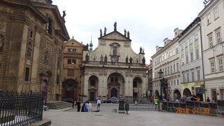 プラハ観光中に何度も教会の前を通ったのですが閉まっていました。