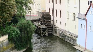 水車のすぐそばの橋からよりも、カレル橋からのほうが良く見えます！