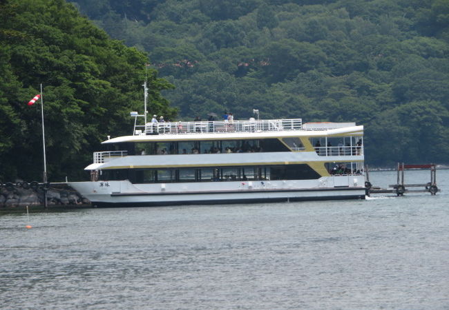 竜頭の滝そばの中禅寺湖畔にあります