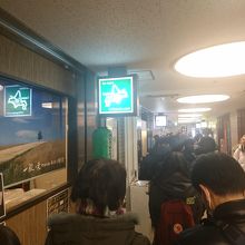 お店の前は長い行列