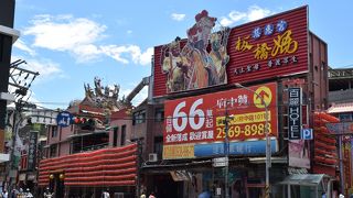 寺院の周辺に広がる市場