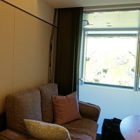 ベッドの向こうにはソファ。その奥がビューバス