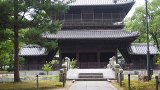 見事な山門でした。