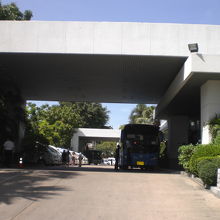 パタヤの世界宝石コレクションには、バスで多数の人達が訪れます