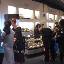 宝石を展示しているショーケースをのぞき込み、見ている人です。