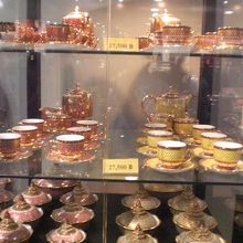 １個約３万バーツの価格が付けられているカップです。高額の値段