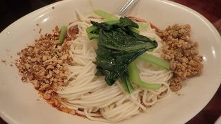 汁なし担々麺。８８０円。花椒を使った独特の辛味、舌の痺れ感があって美味しかった。