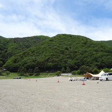 湖畔ではキャンプも