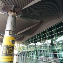 エントランスは広々としています。タクシーを拾う場所も十分。