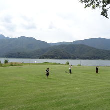 湖畔の広場でゆっくりしようと思っていたら．．．