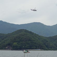 上空には警察へり、湖面上には警察ボートが行きかう