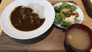 カレーにもお味噌汁がつきます