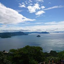 展望台から瀬戸内海を眺める