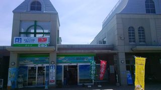 農作物やチーズなどお土産が豊富、一部試食あり。