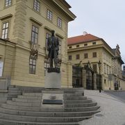 チェコがチェコスロバキアだった時代の初代大統領、マサリクの像です！