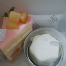 桃のショートケーキとチーズケーキ