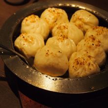 焼き饅頭は鉄板に乗って出てきます