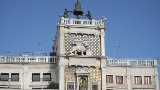 美しい文字盤の時計塔