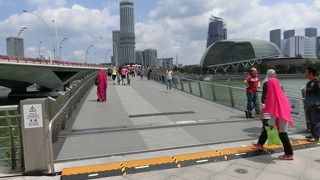 マーライオン公園からマリーナプロムナードに歩いて行きました