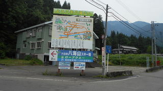 夏のスキー場は草原遊びで、神社に参拝して名物の蕎麦を。