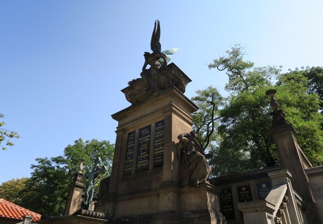 チェコの偉人の墓がある墓地