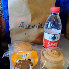 甘い菓子パンに味付け玉子という取り合わせの機内食。