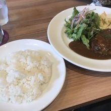 ハンバーグ定食。