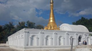 新しい仏塔の工事中