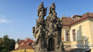 カレル橋は観光客で混み合っています！