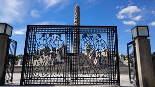 広い公園に彫刻がたくさんある