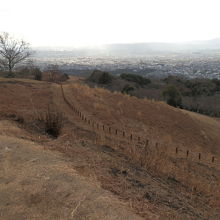 眼下には遠く古都奈良市街が見えました。