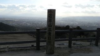 山麓から若草山を見るのも良いが、頂上からの眺望は格別である