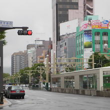 すすきの停留所はこぎれいになっています