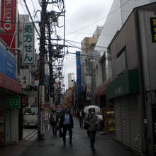 大宮駅東口の銀座通り商店街の南側の道路です。狭い通りです。
