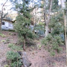 山の中腹の建物は「奈良春日奥山　月日亭」です。