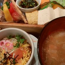 大きな器でたっぷりのトン汁