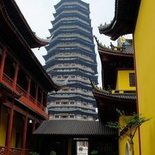 天寧禅寺境内から見た天寧宝塔。高さ153mあります。